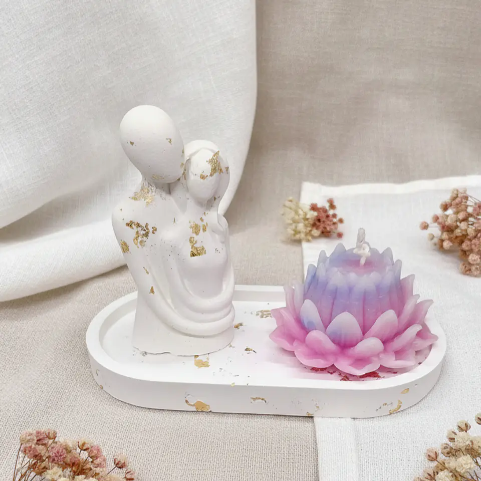 Gift Casal Abraçado com vela lótus 2