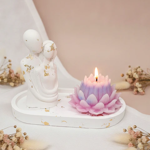 Gift Casal Abraçado com vela lótus