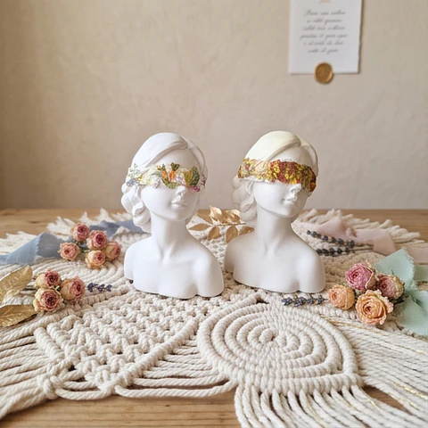 Estatuetas “Amina – Digna de Confiança” — Conjunto de 2 Peças