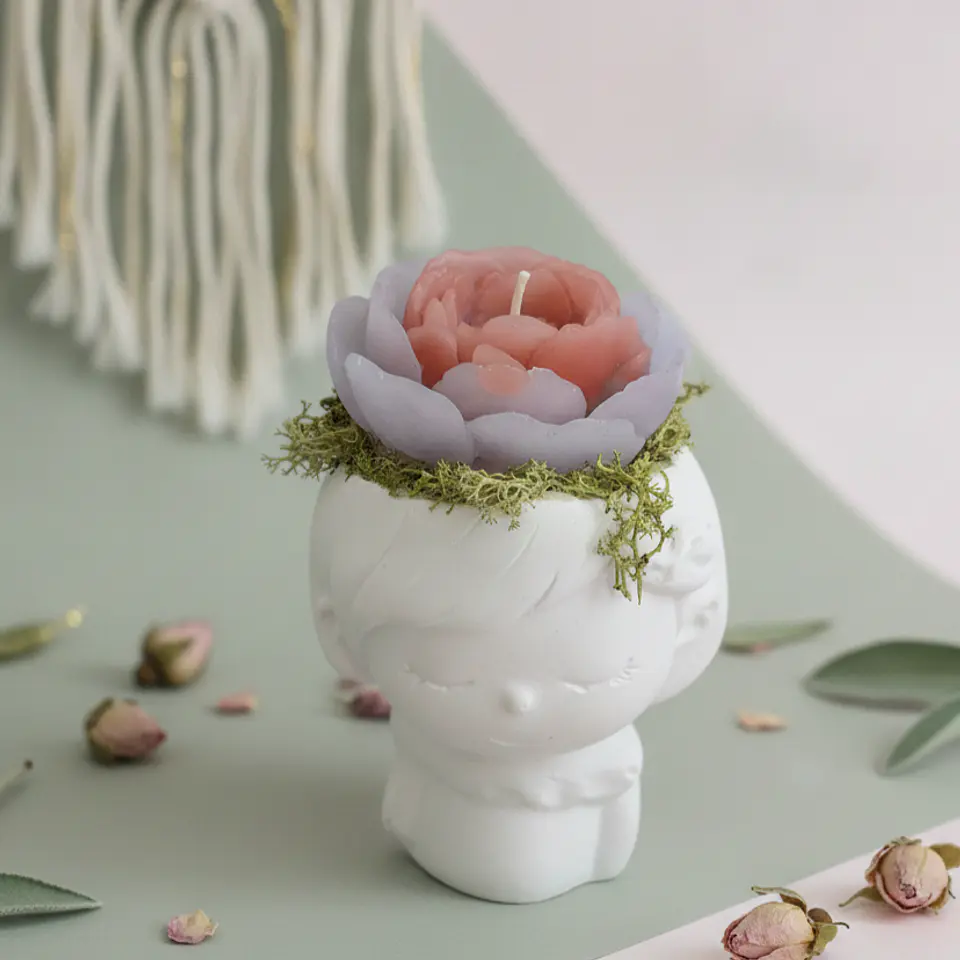 Charlotte — Menina com Flor Aromática 3