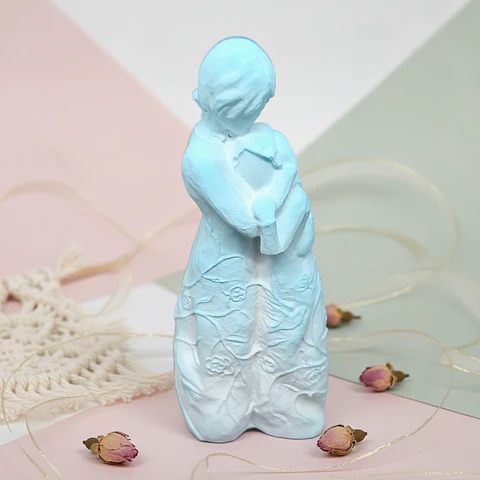 Abraço Florido — Peça em Gesso