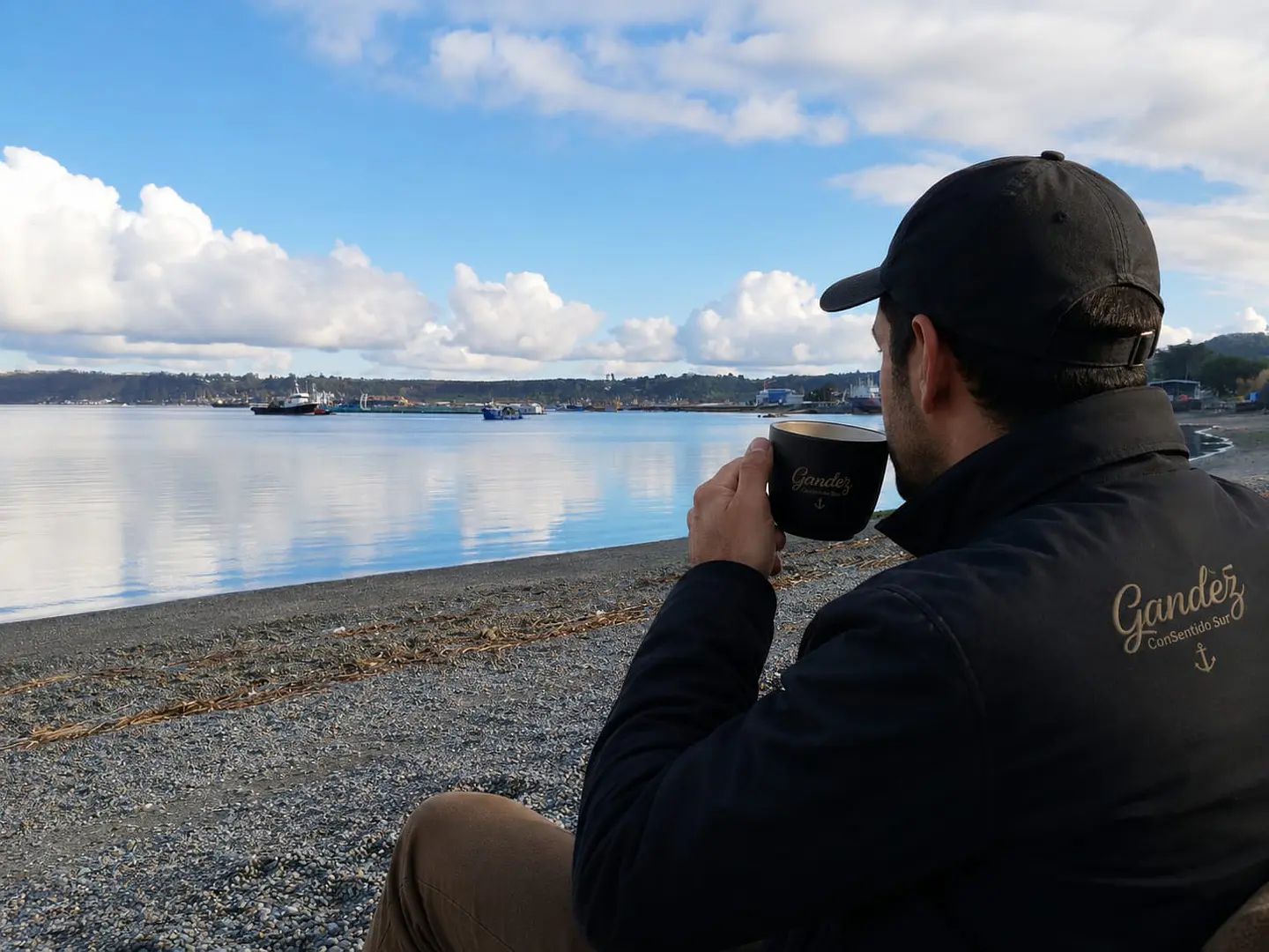 Café Gandez frente a la bahía de Puerto Montt