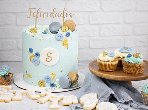 Pack  torta 20 px, 12 cupcakes y 12 galletas