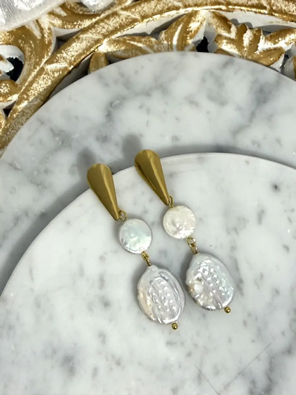 Perlas barrocas con base de gota dorada 1