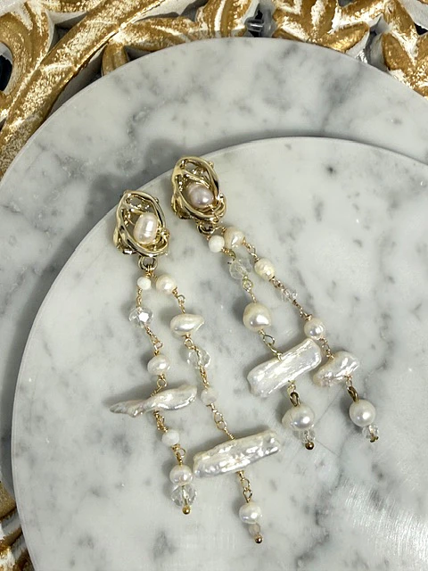 Base Nudo dorado con perlas naturales y cristales engarzados.