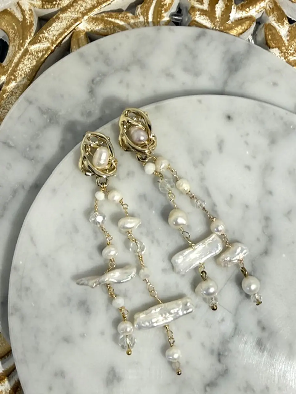 Base Nudo dorado con perlas naturales y cristales engarzados. 1