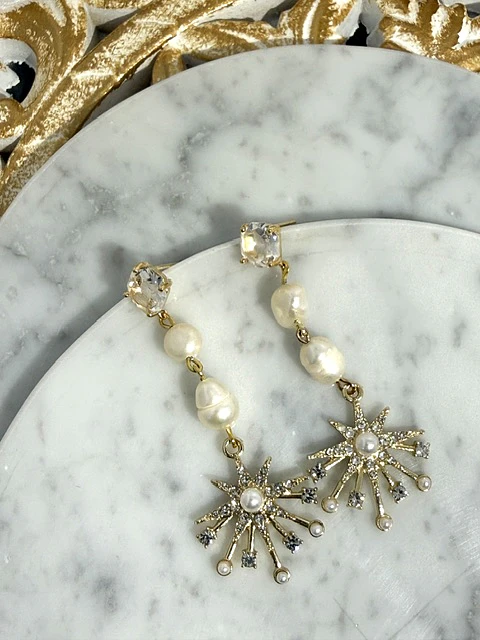 Aros base de cristal con perlas de río y colgante de estrella dorada con circones.