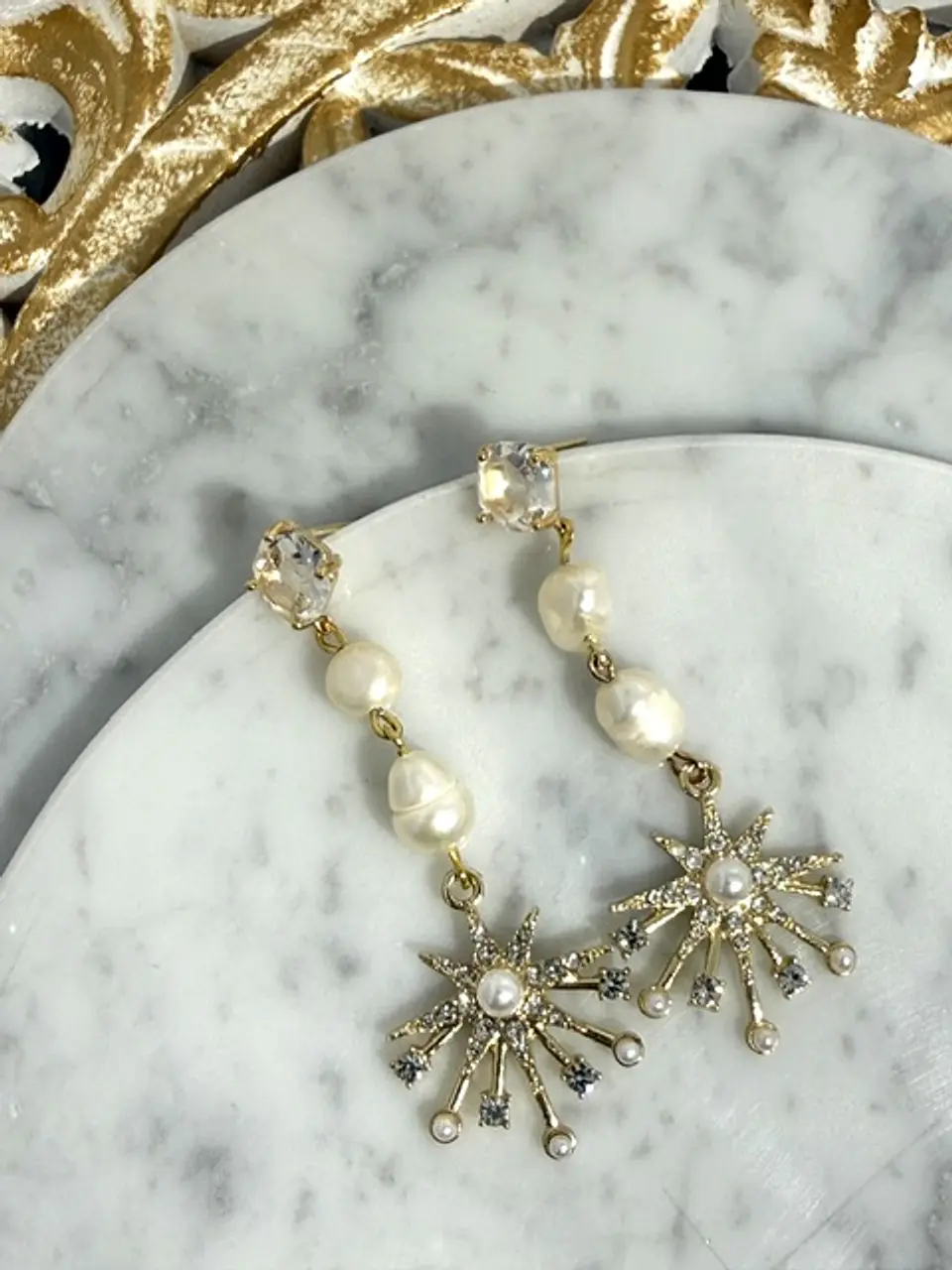 Aros base de cristal con perlas de río y colgante de estrella dorada con circones. 1