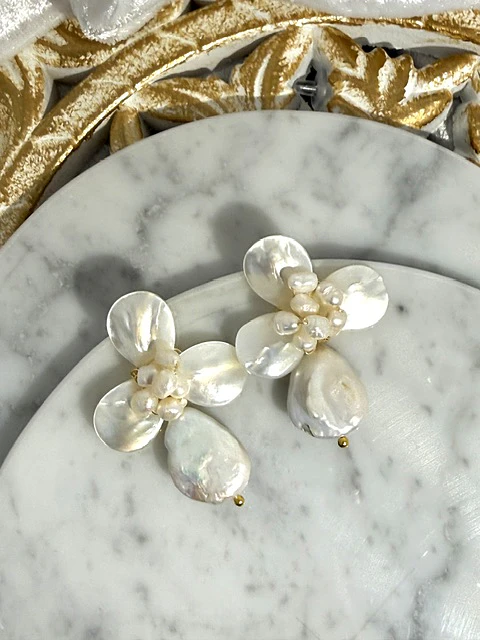 Aros de media flor con racimo de perlitas de río y colgante de perla barroca.