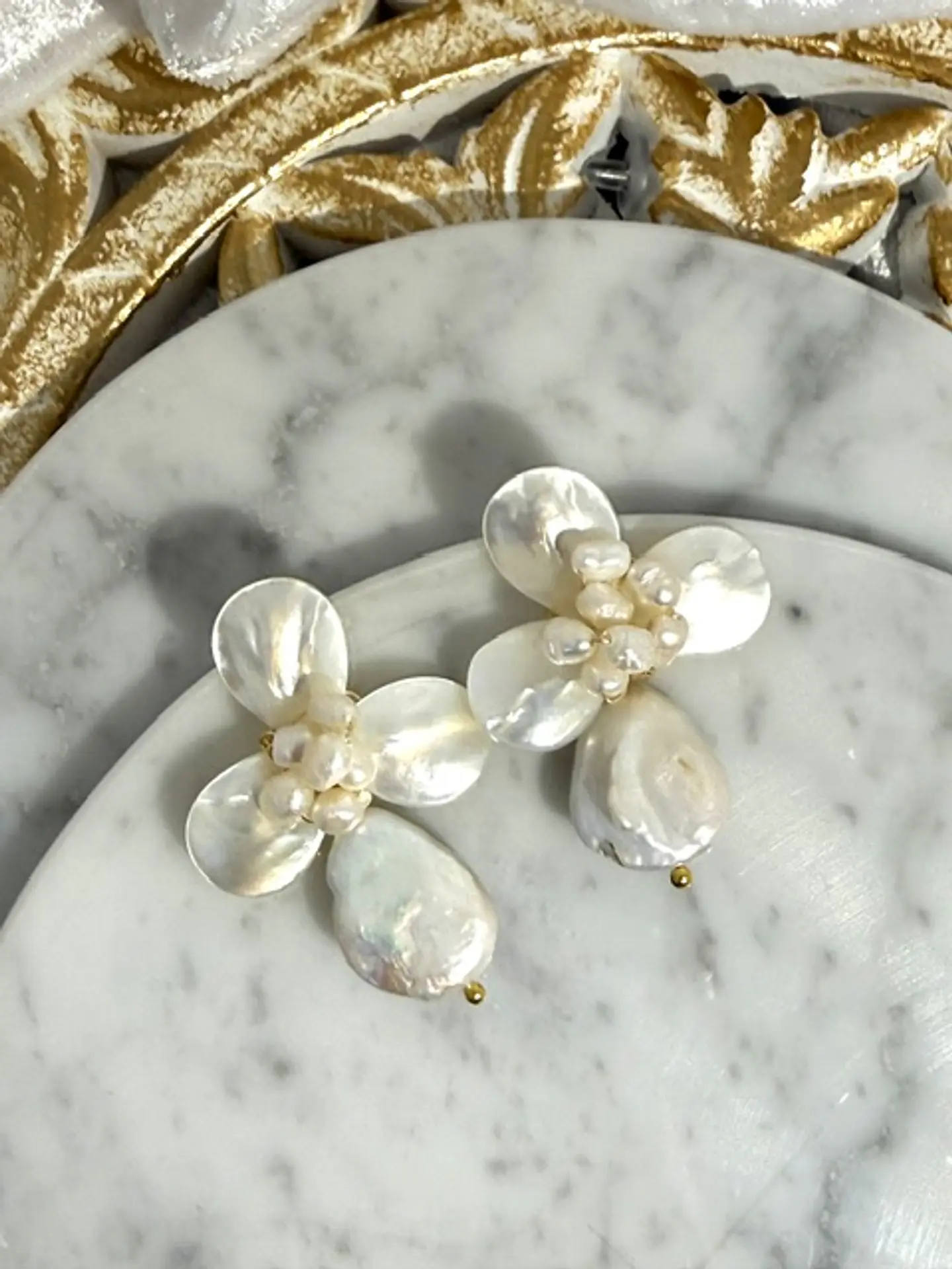 Aros de media flor con racimo de perlitas de río y colgante de perla barroca. 1