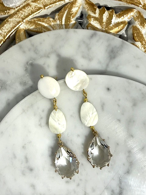 Aros con base y hojas de nácar, colgante de cristal.
