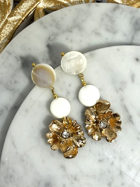 Aros Base de nácar y florcitas con strass colgantes.