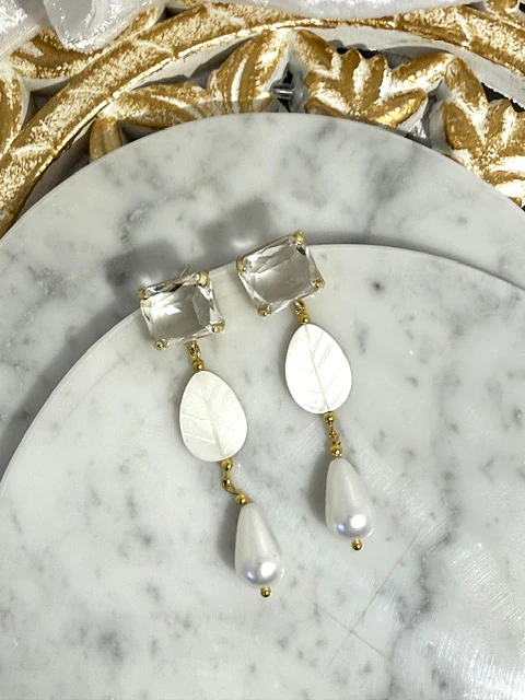 Aros base cuadrada de cristal, hojas de nácar y colgantes de perla.