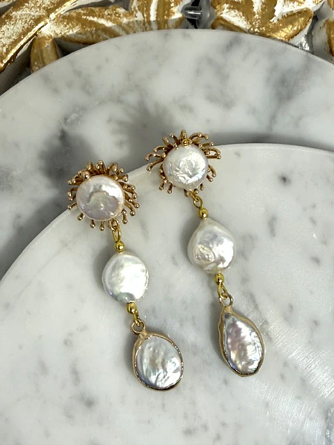 Aros de perlas barrocas con base dorada.