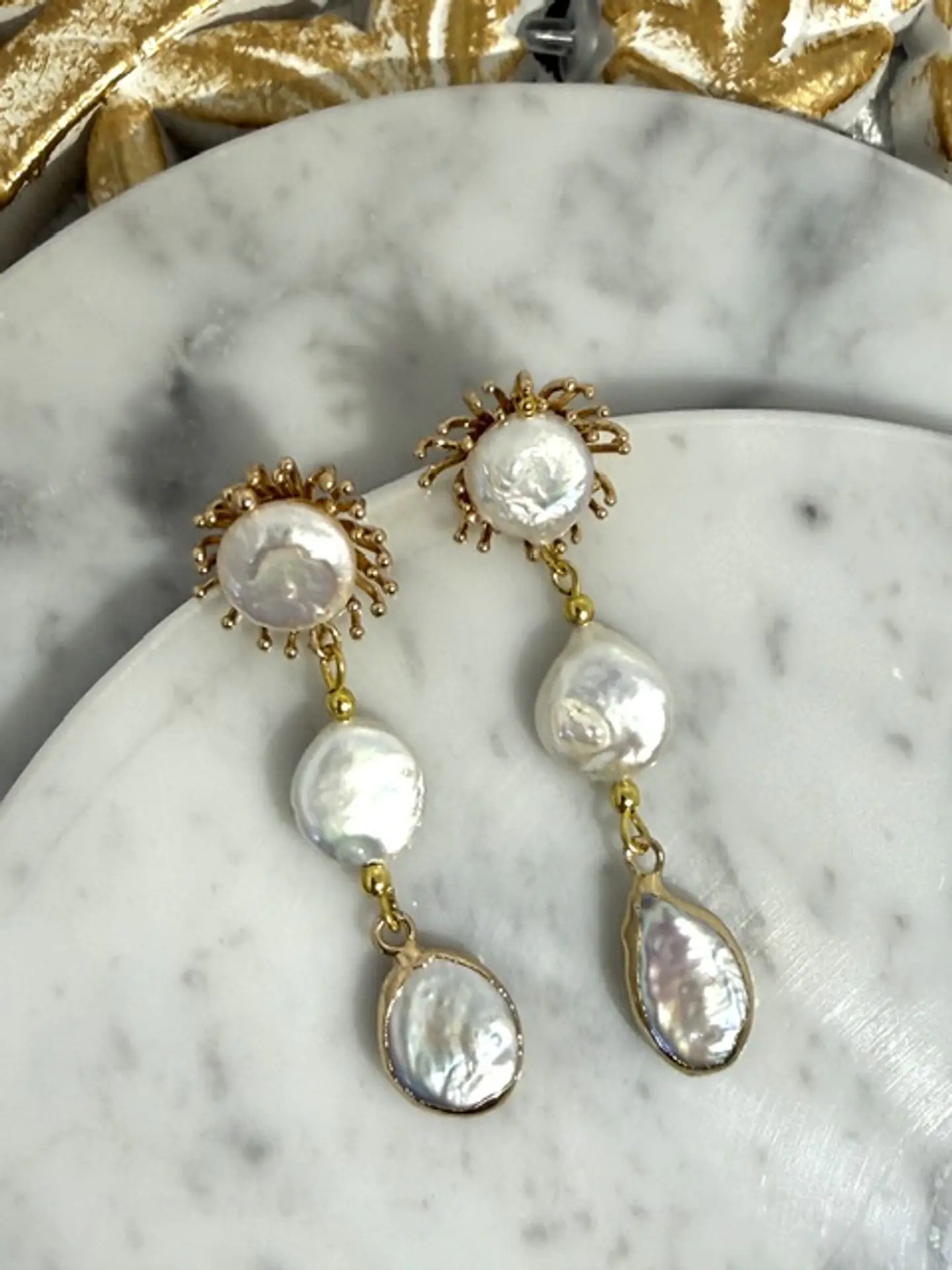 Aros de perlas barrocas con base dorada. 1