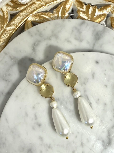 Aros Base Rombo, cristal dorado transparente y colgantes de perlas en gota.