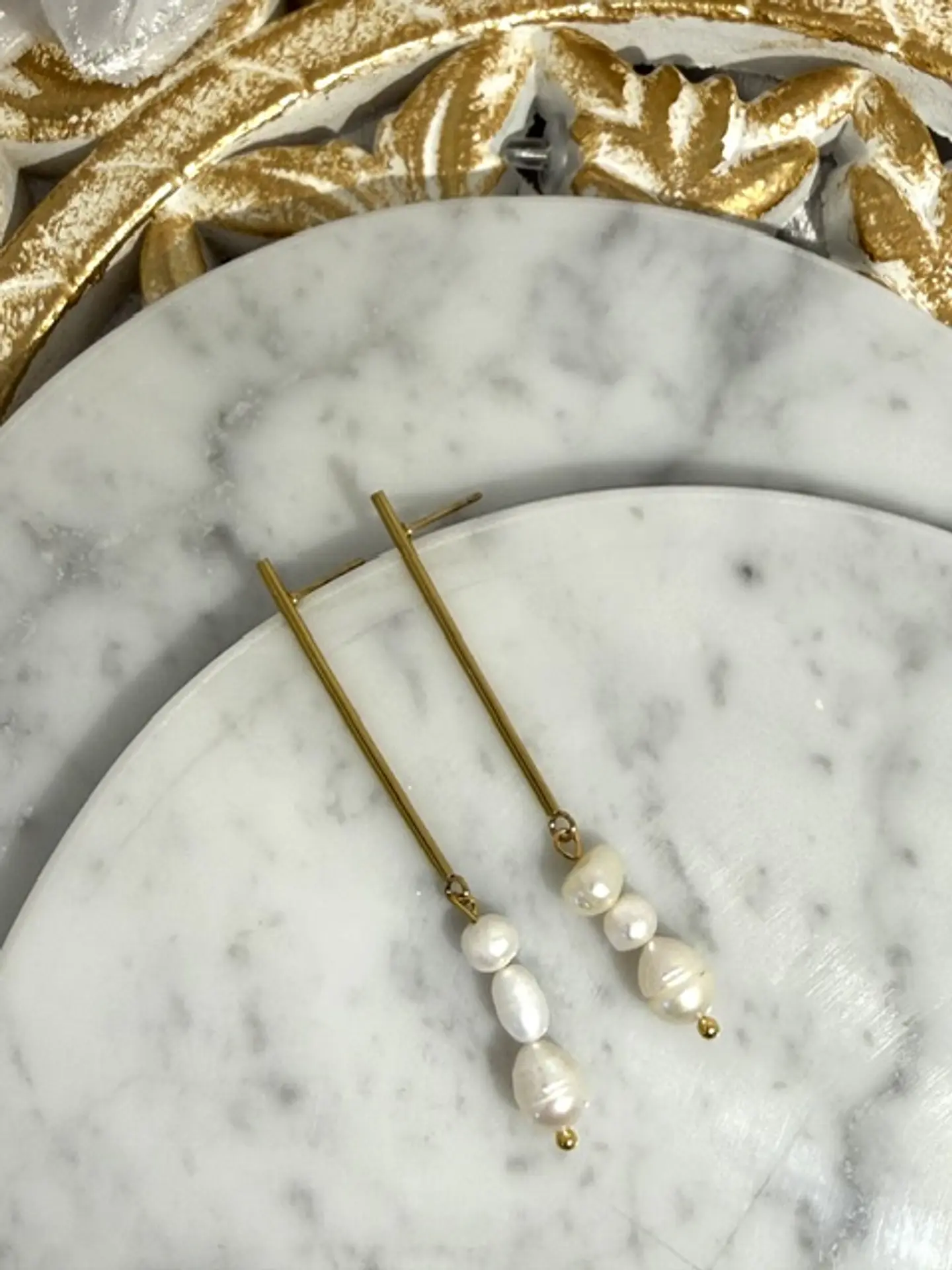 Aros lineales dorados con perlas de río naturales. 1