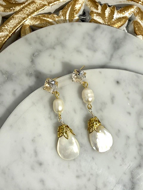 Aros Base de Cristal transparente con perlas de río y colgantes de nácar.