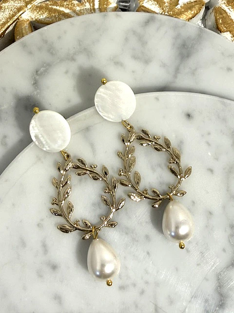 Aros base de nácar y colgante circular de hojitas doradas con perlas.