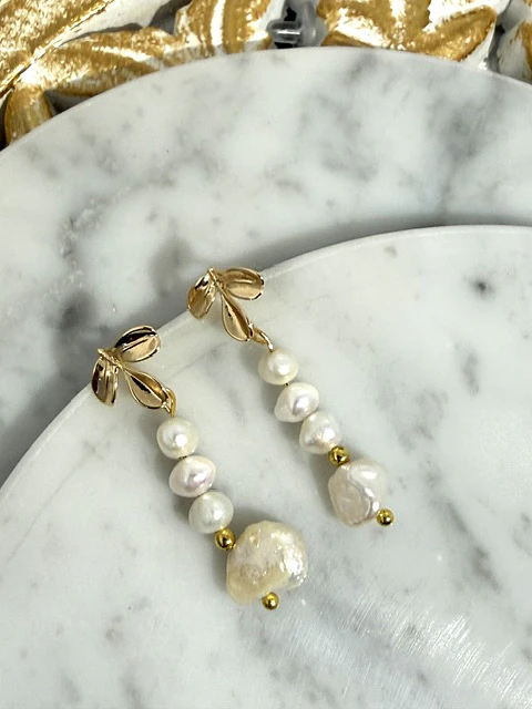 Aros de base hojas pequeñas doradas con perlas naturales.