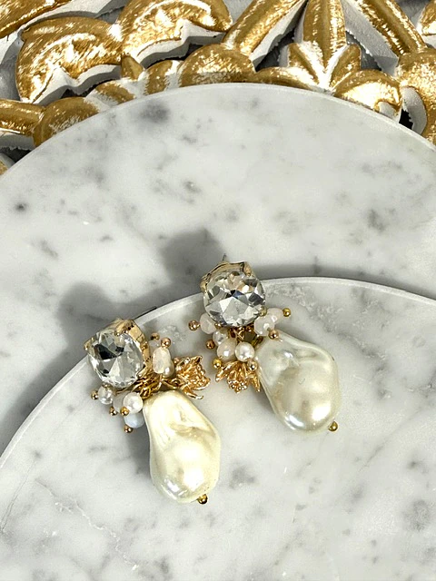 Aros con base de cristal, racimos de perlas y colgantes de perla barroca.