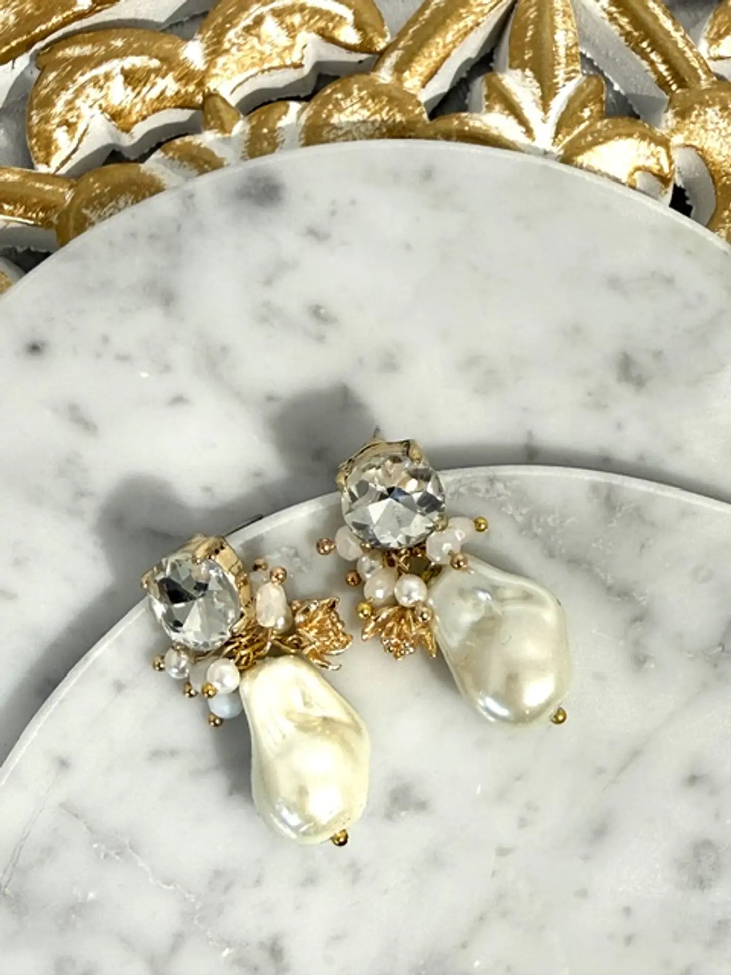 Aros con base de cristal, racimos de perlas y colgantes de perla barroca. 1