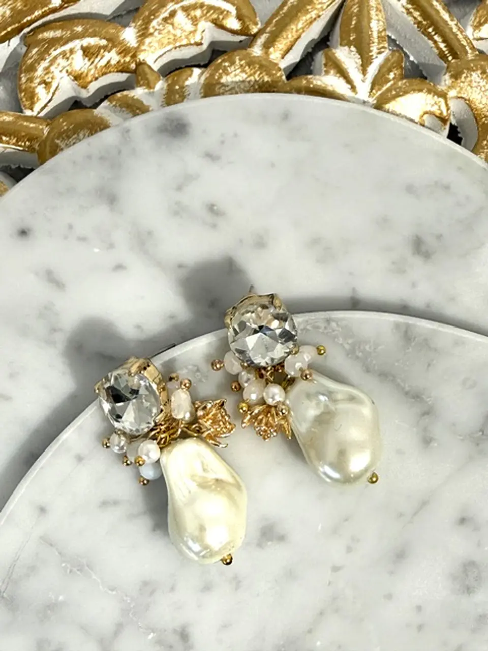 Aros con base de cristal, racimos de perlas y colgantes de perla barroca. 1