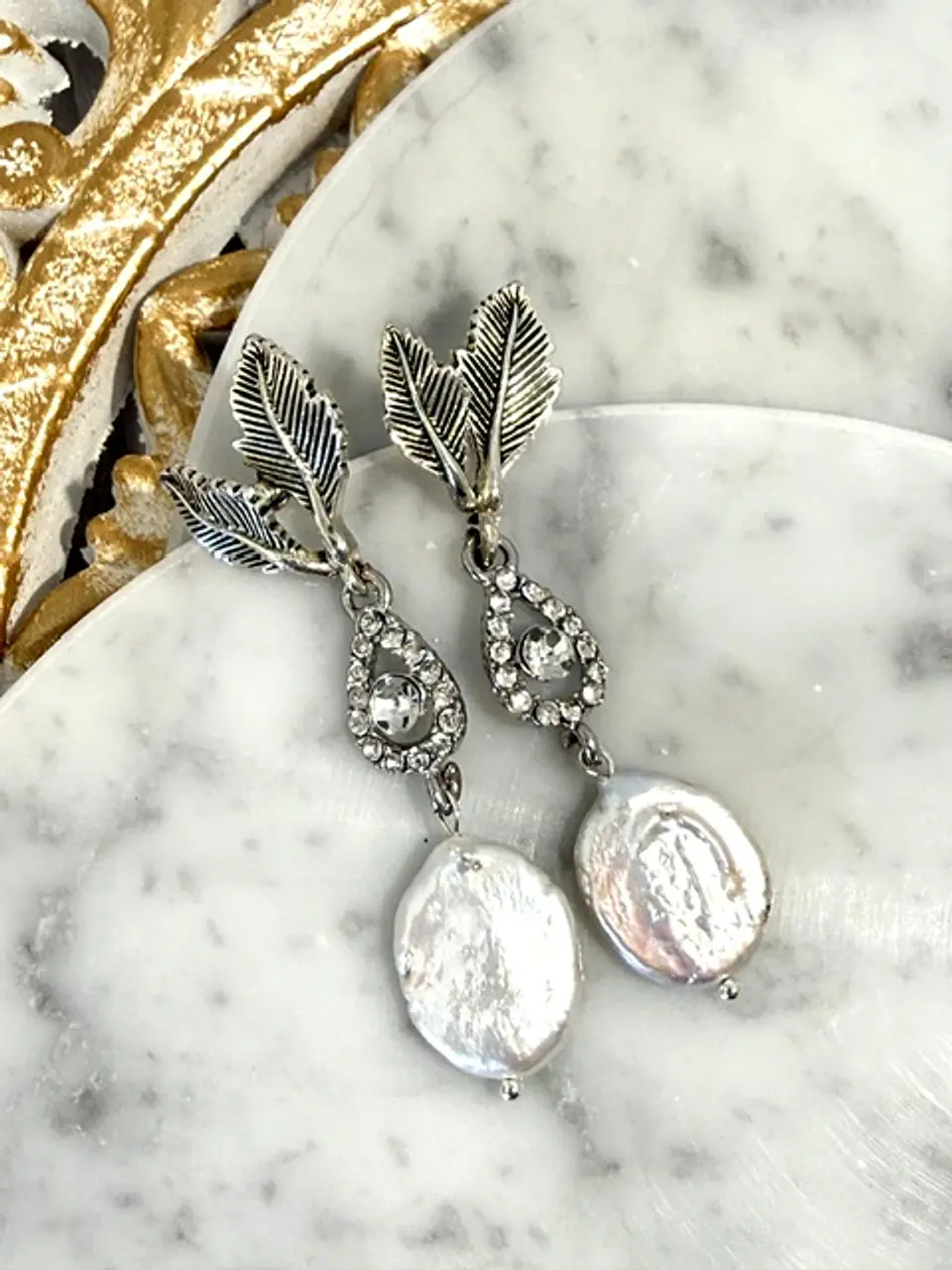 Aros en base de hojas plateadas y colgantes de strass y perlas barrocas. 1