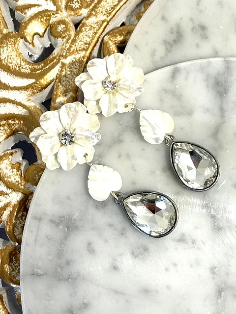 Aros de base flor nacarada con cristal, colgantes de hojas y gota de cristal.