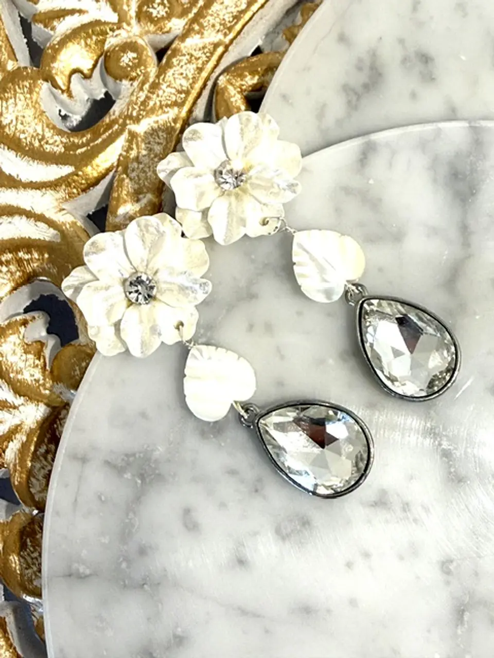 Aros de base flor nacarada con cristal, colgantes de hojas y gota de cristal. 1