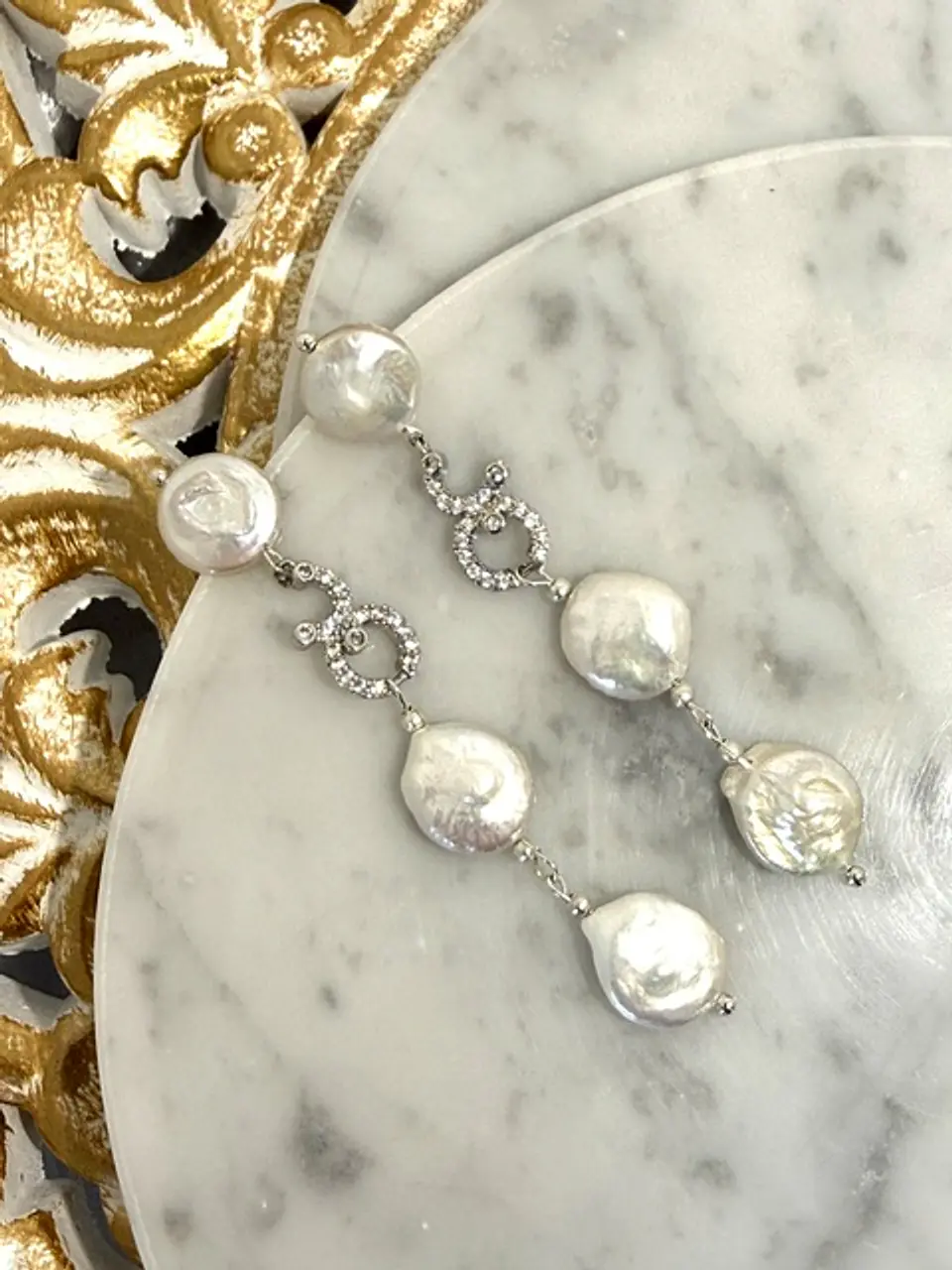 Aros de base perla natural y colgantes de perlas naturales y figura de strass. 1