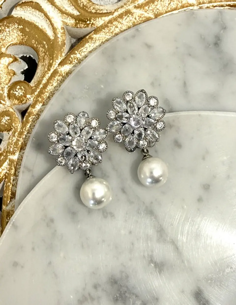 Aros base circular con circones y colgantes de perlas. 1