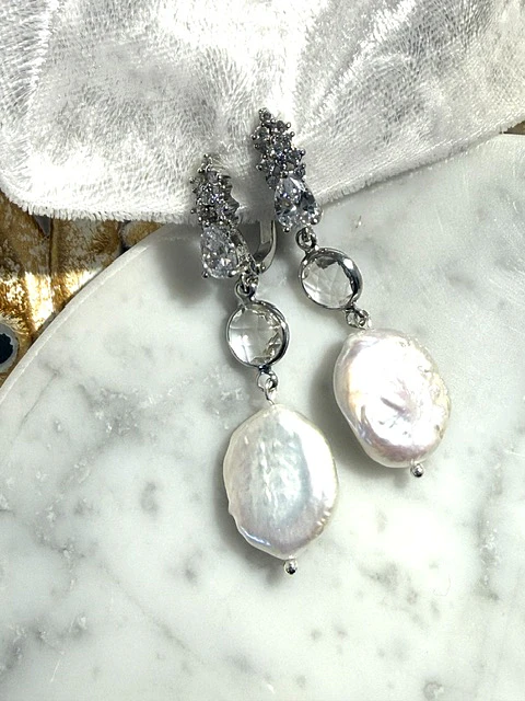 Aros base de circones con colgantes de cristal transparente y perlas barrocas.