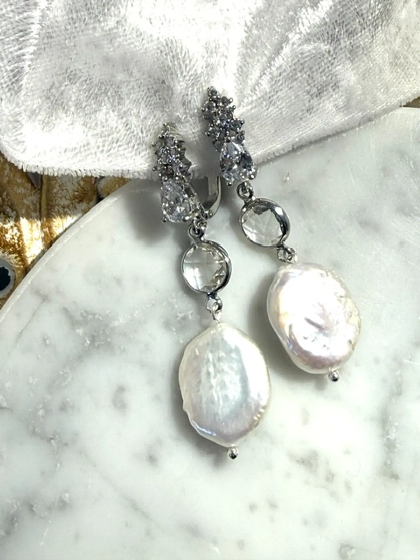 Aros base de circones con colgantes de cristal transparente y perlas barrocas. 1