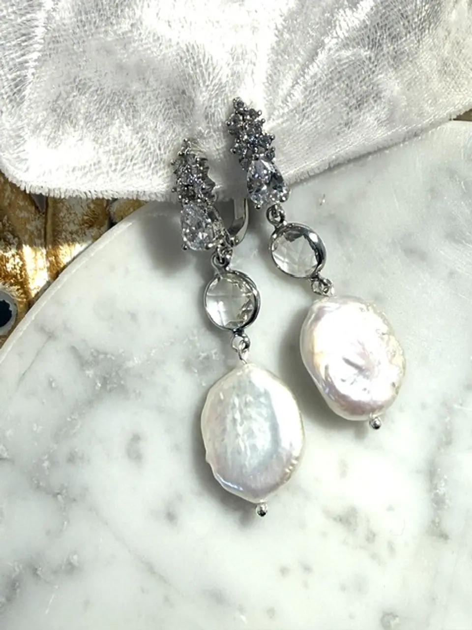 Aros base de circones con colgantes de cristal transparente y perlas barrocas. 1