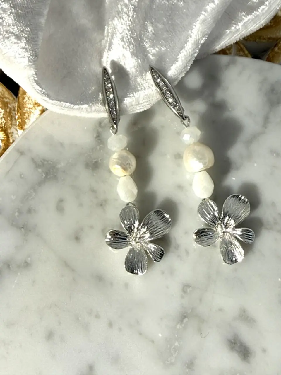 Aros de base plateado con strass y colgantes de cristales, perlas y flores. 1