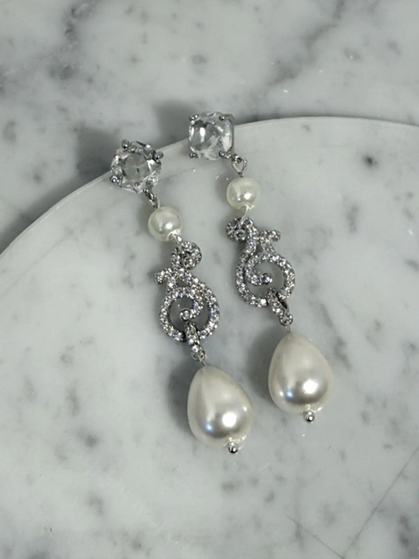 Aros base de cristal y colgantes de perlas y figura de circones. 1