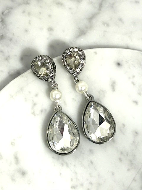 Aros base de cristal con circones y colgantes de perlas y gota de cristal.