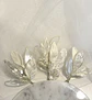 Pins de hojas de diferentes texturas en tonos blancos, perlas y plateado. - Miniatura 1