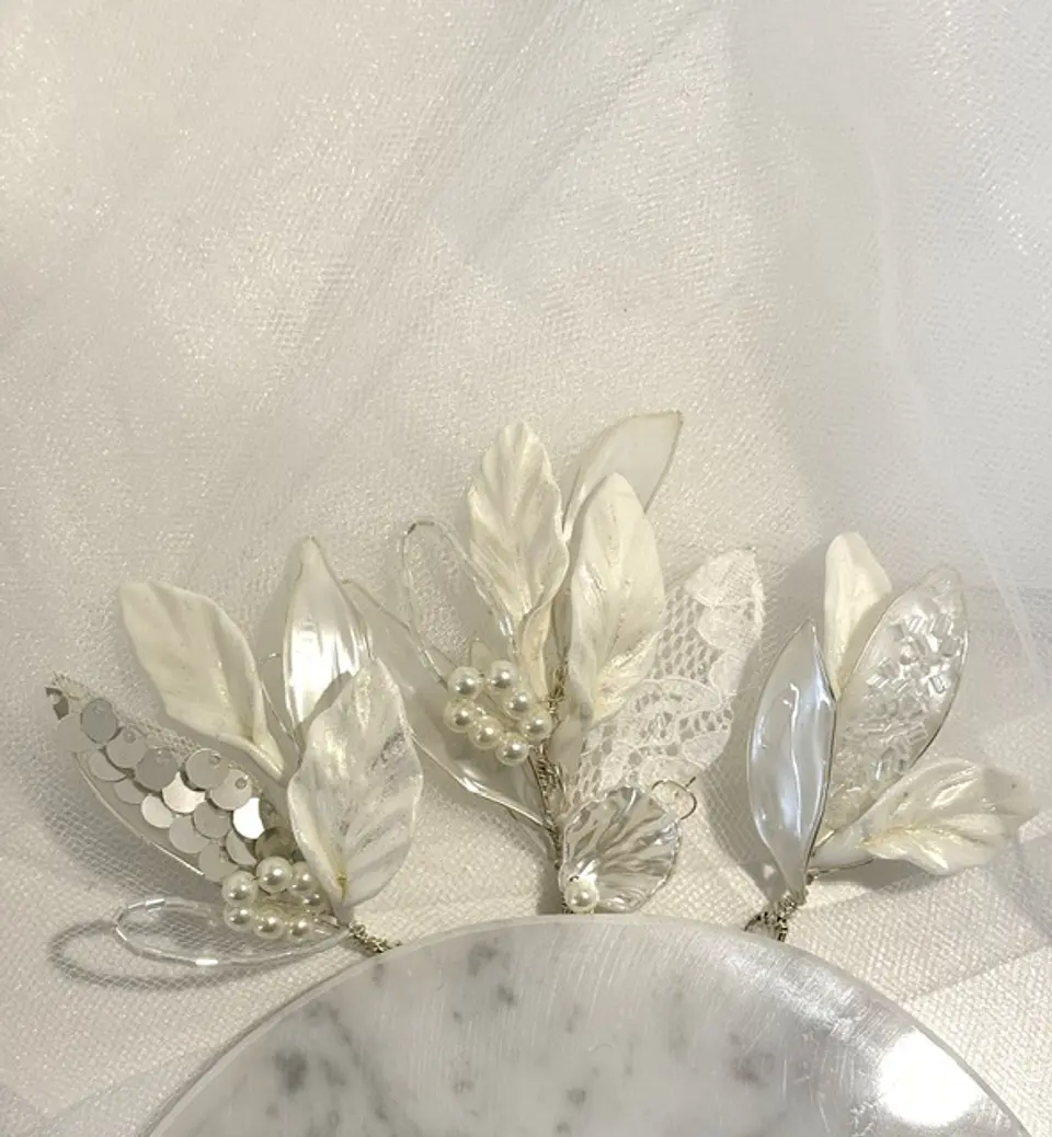 Pins de hojas de diferentes texturas en tonos blancos, perlas y plateado. 1