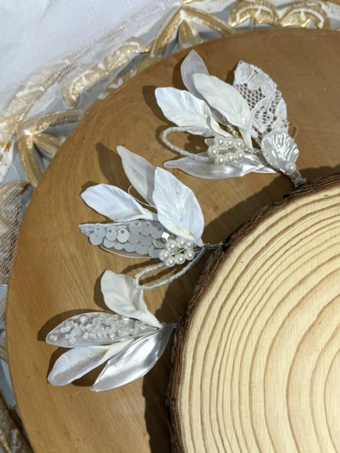 Pins de hojas de diferentes texturas en tonos blancos, perlas y plateado. 2
