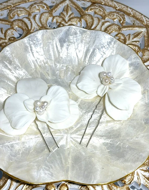 Pins de Orquídeas de porcelana y perlas de río naturales.