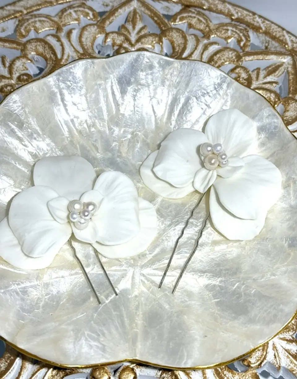 Pins de Orquídeas de porcelana y perlas de río naturales. 1