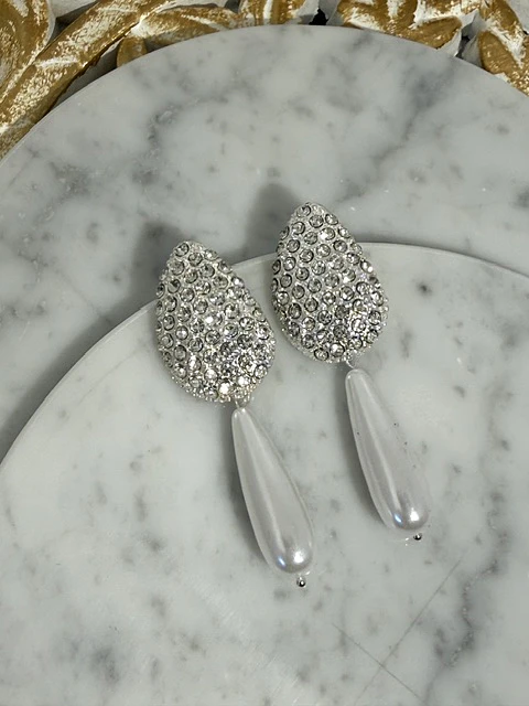 Aros Base circones con colgantes de gotas de perlas.
