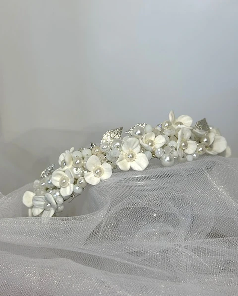 Corona de flores de porcelana, perlas y cristales blancos.