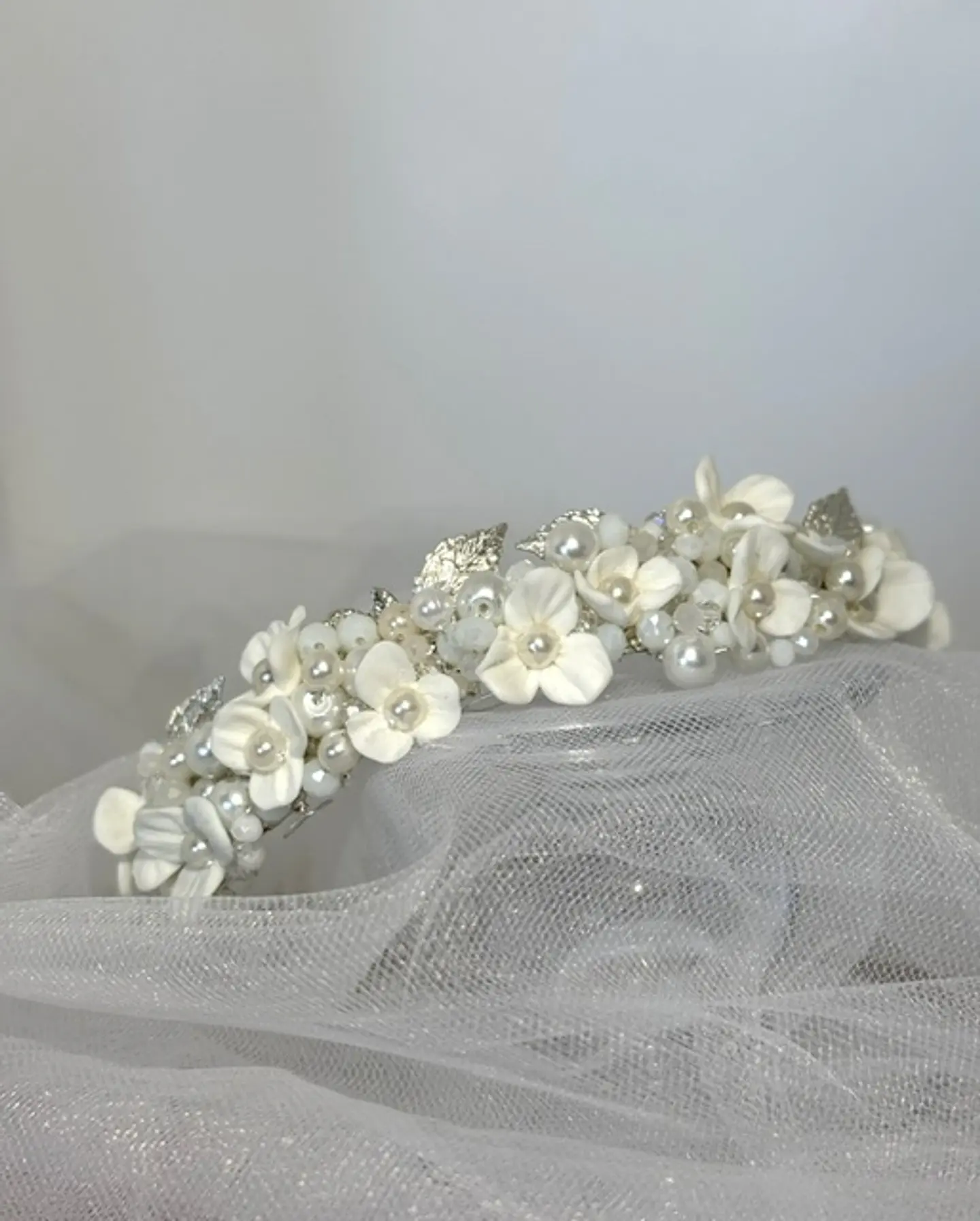 Corona de flores de porcelana, perlas y cristales blancos. 1