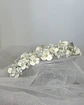 Corona de flores de porcelana, perlas y cristales blancos. - Miniatura 1