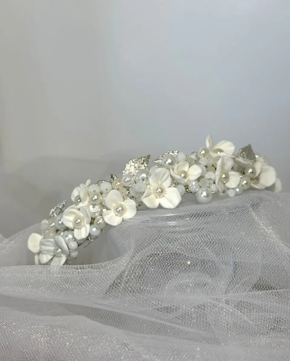 Corona de flores de porcelana, perlas y cristales blancos. 1