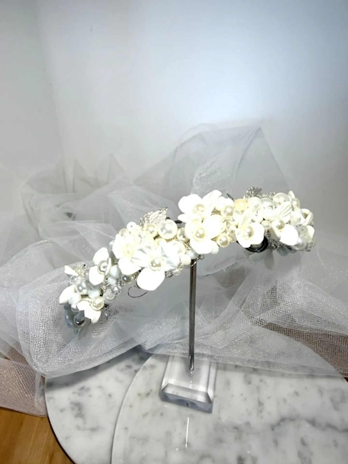 Corona de flores de porcelana, perlas y cristales blancos. 2