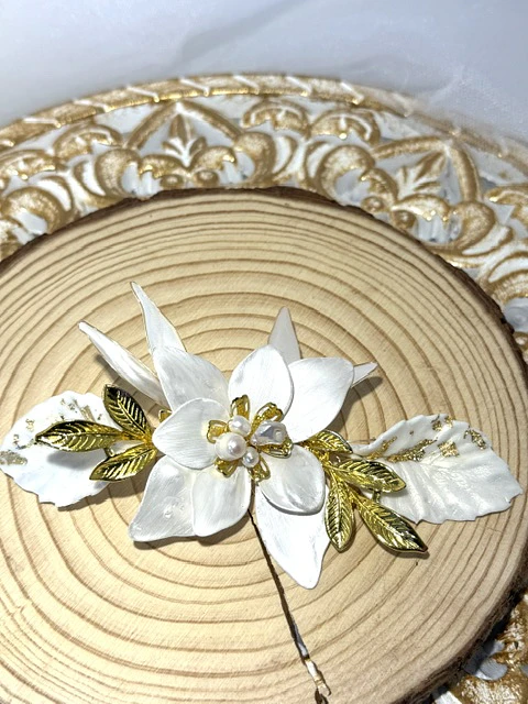 Tocado Blanco perlado, hojas y perlas de río.